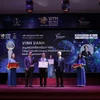 Phó Chủ tịch Hiệp hội du lịch trao giải cho các cá nhân xuất sắc. (Ảnh: Tuấn Nam/Vietnam+)