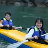 [Photo] Chèo thuyền kayak trên vịnh Lan Hạ tuyệt đẹp giữa mùa Đông