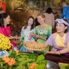 Bạn bè quốc tế hào hứng diện áo dài trải nghiệm Tết cổ truyền Việt Nam