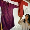 Nhà thiết kế Minh Hạnh giới thiệu về lịch sử áo dài Việt Nam qua các thời kỳ. (Ảnh: Xuân Mai/Vietnam+)