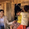Hoa hậu Đỗ Thị Hà gặp trẻ em ở huyện Nam Trà My. (Ảnh: CTV/Vietnam+)