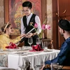 Du khách trải nghiệm "đặc quyền của một bà hoàng" trên du thuyền Emperor Cruises Ha Long. (Ảnh: CTV/Vietnam+)
