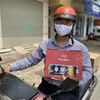 CEO Nguyễn Tiến Đạt đi ship bia cho khách hàng. (Ảnh: NVCC)