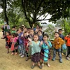 [Photo] Trẻ em Sin Suối Hồ vệ sinh làng bản phòng chống dịch bệnh