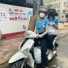 Hoa hậu Tiểu Vy và Á hậu Ngọc Thảo làm 'shipper' đi trao các suất ăn cho lực lượng đầu chống dịch. (Ảnh: CTV/Vietnam+)