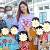 Khánh Vân mang đến niềm vui đầu Xuân mới cho các em gái nhỏ thiệt thòi. (Ảnh: CTV/Vietnam+)