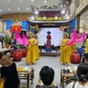 Nghệ thuật văn hóa truyền thống được trình diễn trong các gian hàng, tại khai mạc hội chợ sáng nay. (Ảnh: Mai Mai/Vietnam+)