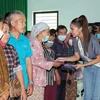 Ngọc Châu trao quà cho các hoàn cảnh khó khăn ở quê nhà Tây Ninh. (Ảnh: CTV/Vietnam+)
