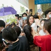 Á hậu Kim Duyên trong vòng tay người hâm mộ khi thiện nguyện tại quê nhà. (Ảnh: CTV/Vietnam+)