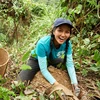 Niềm vui trồng rừng của H'Hen Niê. (Ảnh: CTV/Vietnam+)