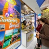 Sắc màu tươi sáng của một gian hàng giới thiệu các sản phẩm du lịch tại hội chợ. (Ảnh: Mai Mai/Vietnam+)