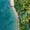 Biển xanh, nắng vàng gọi mời du khách khám phá, trải nghiệm. (Ảnh minh họa: CTV/Vietnam+)