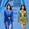 Hai thiết kế được làm từ lụa thủ công của làng nghề Cổ Chất (Nam Định) trong bộ sưu tập “Green Phoenix.”(Ảnh: PV/Vietnam+)