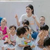 Phương Nhi cùng các em nhỏ mồ côi Mái ấm Hoa Hồng. (Ảnh: PV/Vietnam+)