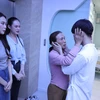 Mẹ của Lê Tuấn Sỹ (nhân vật trong dự án nhân ái) xúc động khi nhìn thấy diện mạo mới của con trai. (Ảnh: CTV/Vietnam+)