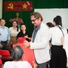 Chủ tịch khu vực Châu Âu của cuộc thi Miss Intercontinental, ông Detlef Tursies thăm các cụ già neo đơn ở Trung tâm Dưỡng lão Thị Nghè. (Ảnh: CTV/Vietnam+)