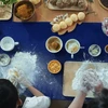 “Vua đầu bếp” Christine Hà hướng dẫn trẻ khiếm thị làm bánh Trung Thu. (Ảnh chụp từ clip)