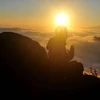 Thiền trên đỉnh núi buổi sớm mai là một trong những trải nghiệm mang đến nhiều cảm xúc tích cực. (Ảnh: Mai Mai/Vietnam+)