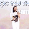 H'Hen Niê nhận giải Đại sứ quảng cáo được yêu thích năm 2023. (Ảnh: CTV/Vietnam+)