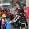 Lương Thùy Linh diện trang phục K’ho trong chuyến từ thiện vùng cao. (Ảnh: CTV/Vietnam+)