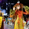 Hoa hậu Huỳnh Thanh Thủy xuất hiện mở màn trong bộ áo dài truyền thống Việt Nam. (Ảnh: CTV/Vietnam+)