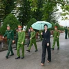 Hoa hậu Phan Kim Oanh đồng hành cùng các chiến sỹ công an trong chương trình thiện nguyện. (Ảnh: CTV/Vietnam+)