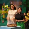 Hoa hậu tham gia quảng bá ẩm thực truyền thống Việt. (Ảnh: CTV/Vietnam+)