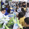 Rất đông khách tham quan đến tìm hiểu thông tin và mua tour tại gian hàng của Vietravel trong ngày khai mạc Hội chợ. (Ảnh: Mai Mai/Vietnam+)
