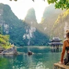 Du khách quốc tế khám phá vẻ đẹp Ninh Bình. (Ảnh: CTV/Vietnam+)