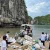 Các tình nguyện viên tham gia hoạt động dọn rác trên Vịnh Hạ Long. (Ảnh: CTV/Vietnam+)
