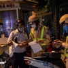 Lực lượng cảnh sát giao thông xử phạt người dân vi phạm nồng độ cồn. (Ảnh minh họa: Minh Sơn/Vietnam+)