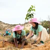 H’Hen Niê vừa có chuyến trồng rừng tại Khu Bảo tồn thiên nhiên Tà Kóu cùng "đồng đội." (Ảnh: CTV/Vietnam+)