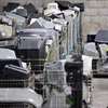 Công nhân làm việc tại trung tâm thu thập rác điện tử ở Ploufragan, miền tây Pháp. (Ảnh tư liệu minh họa: AFP/TTXVN)
