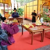 Thực hành nghi lễ tiến phẩm dâng hương lên các vị tiên đế và nghi lễ ban quạt trong dịp Tết Đoan Ngọ tại Hoàng thành Thăng Long. (Ảnh: Thanh Tùng/TTXVN)