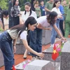 Dàn người đẹp tới thăm Nghĩa trang liệt sỹ xã Thanh Mỹ, nơi yên nghỉ của hàng trăm người con anh hùng của quê hương Sơn Tây. (Ảnh: CTV/Vietnam+)