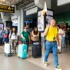 Hướng dẫn viên du lịch đón khách Ấn Độ đến Việt Nam. (Nguồn ảnh: Vietravel)