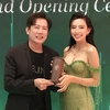 Thùy Tiên đã gửi đến Chủ tịch Miss Grand International chiếc ly thân thiện môi trường có khắc tên cô được làm từ bã càphê. (Ảnh: CTV/Vietnam+)