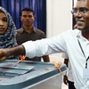 Cựu Tổng thống Mohamed Nasheed bỏ phiếu. (Nguồn: AFP)