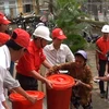 Trung ương Hội Chữ Thập đỏ Việt Nam trao quà cho đồng bào vùng lũ. (Ảnh minh họa: Đoàn Hữu Trung/TTXVN)