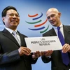 Bộ trưởng Công Thương Lào Nam Viyaketh (trái) và Tổng giám đốc WTO Pascal Lamy (phải) trong lễ ký xác nhận Lào là thành viên mới của WTO tại trụ sở WTO ở Geneva ( Thụy Sĩ ) ngày 26/10. AFP-TTXVN
