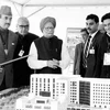 Thủ tướng Ấn Độ Manmohan Singh xem mô hình Trung tâm toàn cầu về đối tác năng lượng hạt nhân. (Nguồn: PTI)