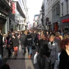 Khách hàng tấp nập mua sắm trong ngày đầu giảm giá tại Bỉ. (Ảnh: Hương Giang/Vietnam+)