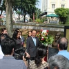 Đại sứ Việt Nam tại Singapore Trần Hải Hậu nói về về lịch sử và ý nghĩa của Tượng Chủ tịch Hồ Chí Minh tại khuôn viên Bảo tàng Văn minh châu Á. (Ảnh: Lê Văn Hải/Vietnam+)