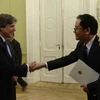 Đại sứ Nguyễn Đình Thao trình quốc thư lên Phó Tổng thống Amado Boudou. (Nguồn: Phủ Tổng thống Argentina). 