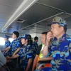 Trao tặng huy hiệu cho hai thuyền trưởng tàu cảnh sát biển 
