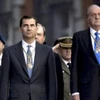 Vua Juan Carlos (phải) và Thái tử Felipe de Borbon. (Nguồn: EPA)