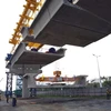 Lắp đặt dầm cầu đầu tiên của dự án xây dựng đường sắt đô thị số 1-Thành phố Hồ Chí Minh. (Ảnh: Hoàng Hải/TTXVN)