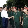 Thủ tướng Nguyễn Tấn Dũng và Đoàn công tác Chính phủ đến thăm, làm việc với Quân khu 4. (Ảnh: Đức Tám/TTXVN)