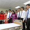 Các đại biểu tham quan Trung tâm kỹ thuật chuyên sâu-Bệnh viện đa khoa tỉnh Bắc Ninh. (Ảnh: Thái Hùng/TTXVN)