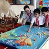 Học sinh tìm hiểu về biển đảo Việt Nam. (Ảnh: Trần Lê Lâm/TTXVN)